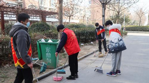 8志愿者美化社区