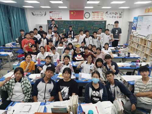 4.同学们在为班主任过生日