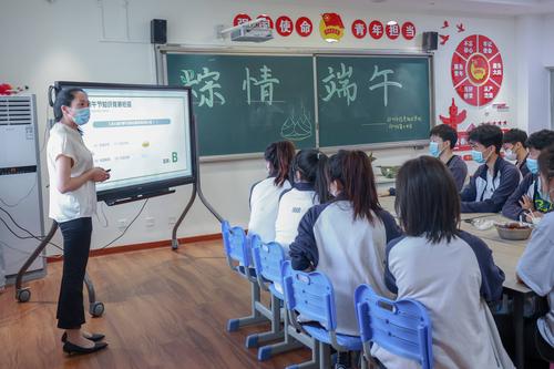 2.校团委书记李晓培向同学们讲解端午文化内涵及各地风俗习惯(1)