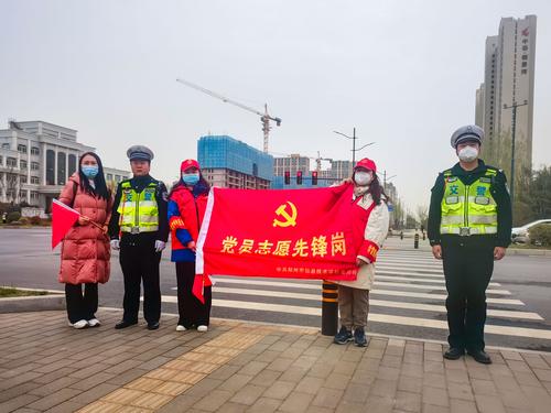 党员志愿者与交警一起开展交通执勤