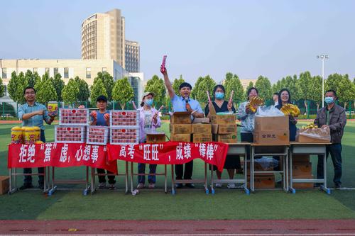 1班主任老师为同学们精心准备大礼包