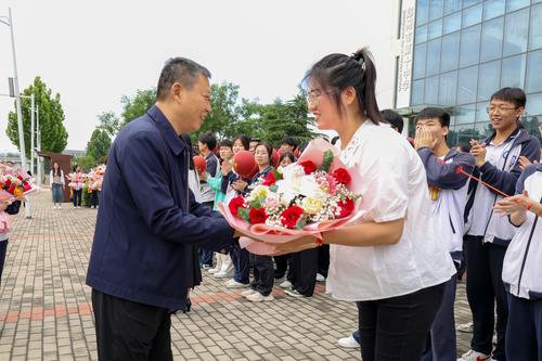 7.副校长张继波给老师赠送鲜花