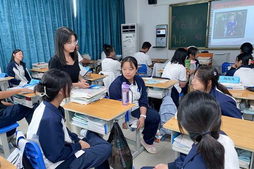 3.胡锦婷老师在讲授《铭记历史，砥砺前行》主题微班会