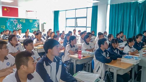 1.同学们在认真参与微班会活动