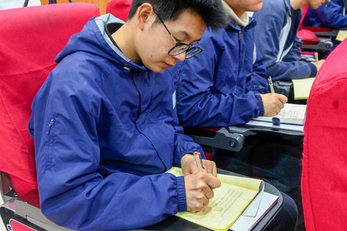 4学生认真记录团课学习内容