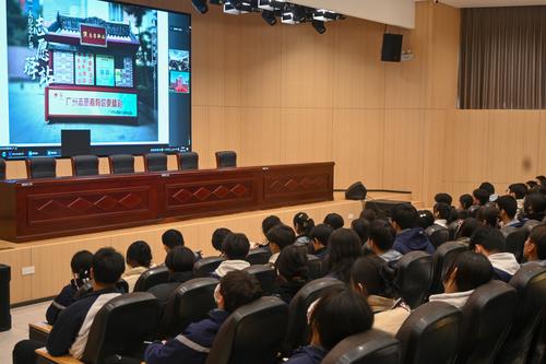 7学生认真记录学习内容