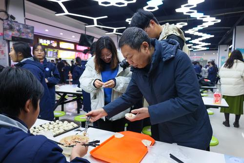 4副校长张继波和同学们一起包饺子