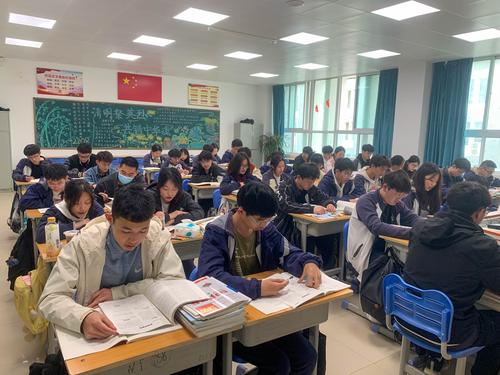 2同学们利用早读时间读国学经典