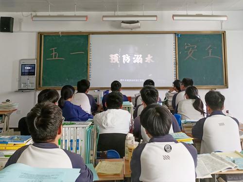 3学生观看防溺水教育视频