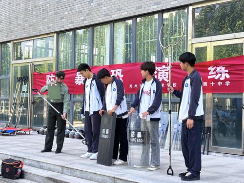 2学生学习防爆器械的使用