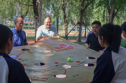 5校领导参与重走长征路趣味活动