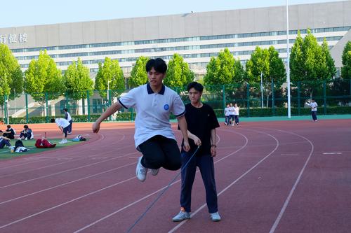 3学生参加跳大绳比赛